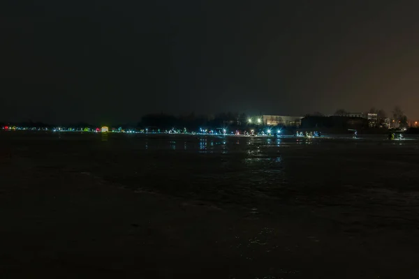 Rio Congelado Noite Pescadores Gelo Pescar Escuro Com Luzes Artificiais — Fotografia de Stock