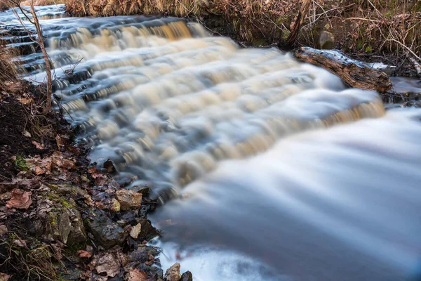 Vodopád Několika Etapách Spadlé Listy Hnědé Ale Voda Teče Jaře — Stock fotografie