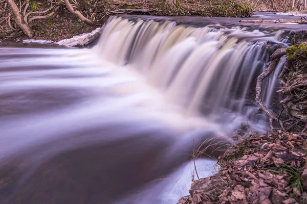 Cachoeira Várias Etapas Folhas Caídas Marrom Mas Fluxo Água Primavera — Fotografia de Stock