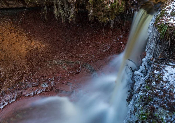 Malý Říční Vodopád Lese Tenkou Vrstvou Sněhu Zemi Zářivým Průtokem — Stock fotografie