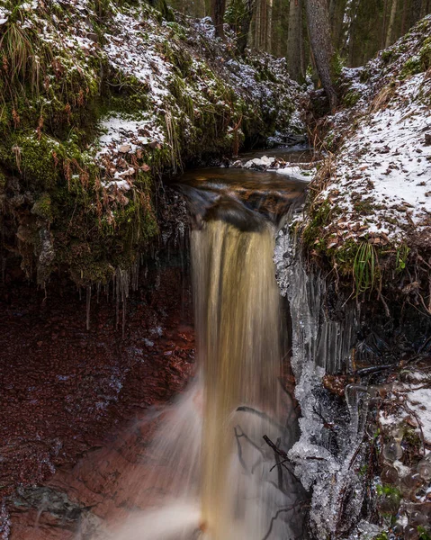 Kleiner Flusswasserfall Wald Mit Einer Dünnen Schneeschicht Auf Dem Boden — Stockfoto