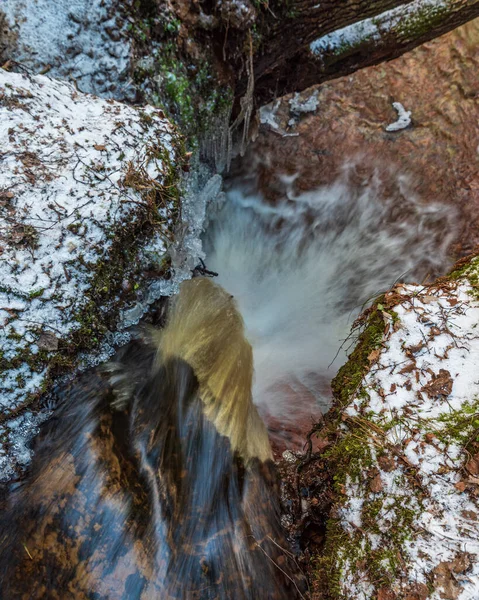 Malý Říční Vodopád Lese Tenkou Vrstvou Sněhu Zemi Zářivým Průtokem — Stock fotografie