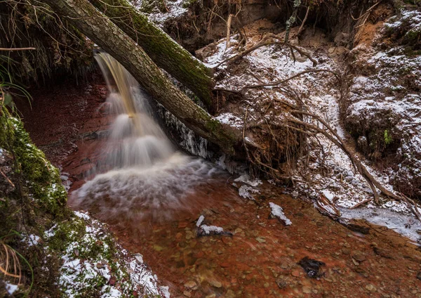 Malý Říční Vodopád Lese Tenkou Vrstvou Sněhu Zemi Zářivým Průtokem — Stock fotografie