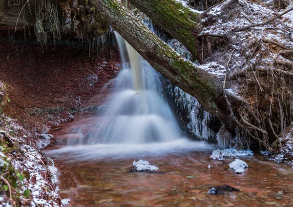 Malý Říční Vodopád Lese Tenkou Vrstvou Sněhu Zemi Zářivým Průtokem — Stock fotografie