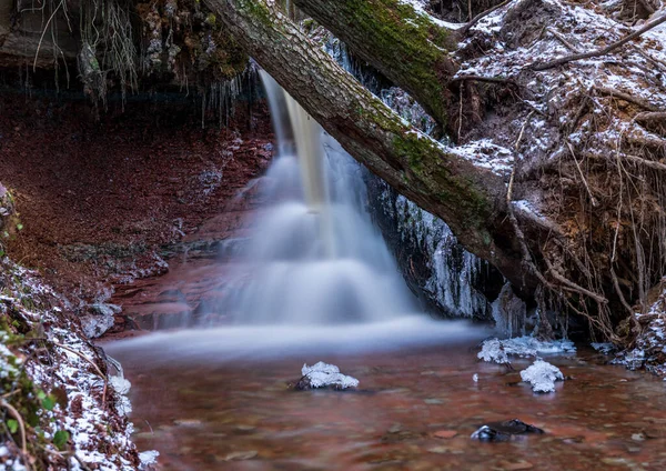 Malý Říční Vodopád Lese Tenkou Vrstvou Sněhu Zemi Zářivým Průtokem — Stock fotografie