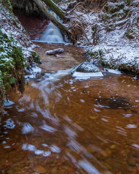 Malý Říční Vodopád Lese Tenkou Vrstvou Sněhu Zemi Zářivým Průtokem — Stock fotografie