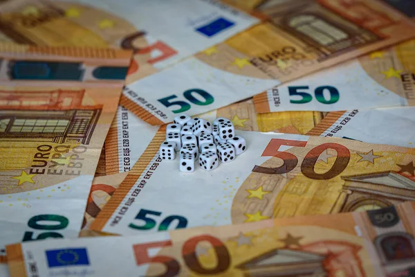 Beberapa Uang Dadu Putih Dan Euro Untuk Kemenangan Permainan Dan — Stok Foto