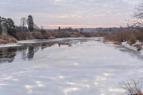 氷や水溜りの厚い層を溶かし始める暖かい春の空気が地表に形成され環境を反映しています ストックフォト