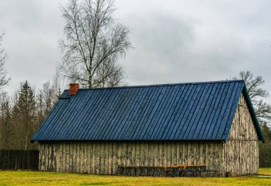 Ahşap duvarlı ahşap bina kaplama ve ahşap çatı kaplaması birbirine antik bir ahşap binayı anımsatıyor.