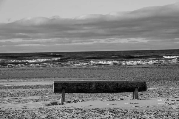 Eine Einsame Strandbank Stürmischen Meer Der Winde Erwartet Den Sommer — Stockfoto