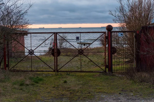 Cesta Moři Končí Uzamčené Staré Kovové Brány Kterou Můžete Vidět — Stock fotografie