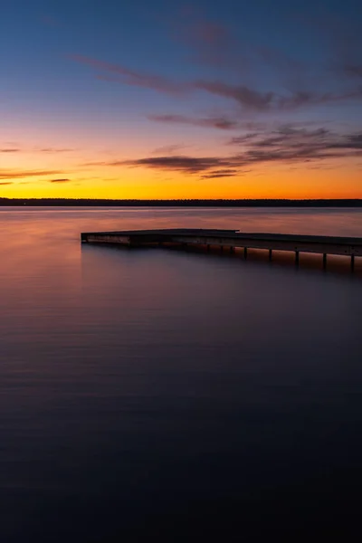 Coucher Soleil Sur Rive Lac Avec Une Passerelle Une Surface — Photo