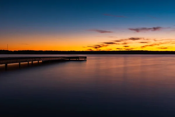 Solnedgång Sjöstranden Med Gångbro Och Lugn Vattenyta För Enkel Avkopplingii — Stockfoto