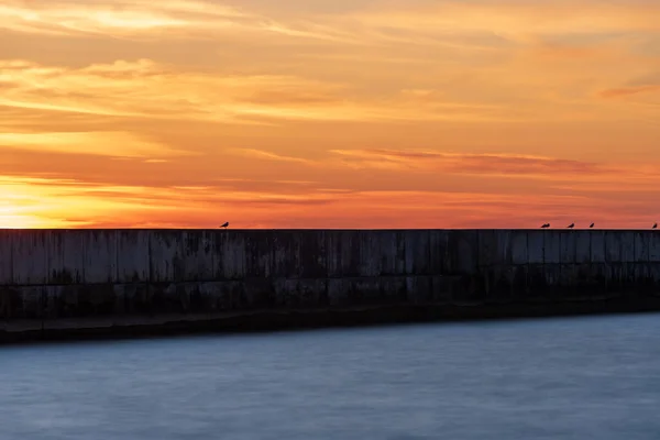 Puesta Sol Mar Báltico Con Vistas Muelle Donde Río Encuentra —  Fotos de Stock