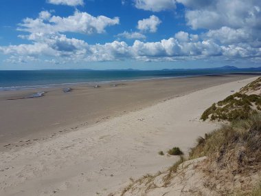 Talybont, Kuzey Galler 'de bir yaz günü plaj manzarası.