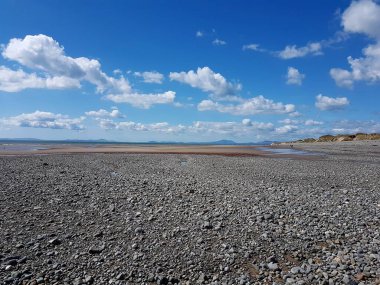 Talybont, Kuzey Galler 'de bir yaz günü plaj manzarası.