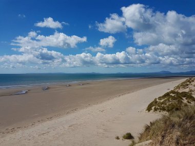 Talybont, Kuzey Galler 'de bir yaz günü plaj manzarası.