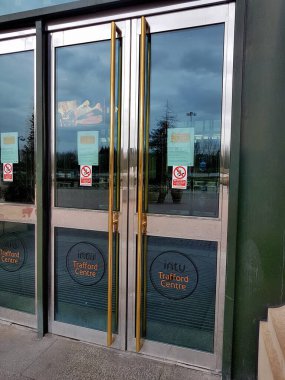 Manchester, İngiltere, İngiltere - 04 / 02 / 2020: Trafford Center kapıları coronavirüs nedeniyle kapandı (COVID-19).