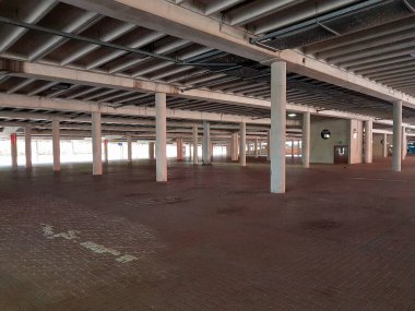 Manchester, İngiltere, İngiltere - 04 / 02 / 2020: Trafford Center Coronavirüs nedeniyle boş alt otopark (COVID-19).