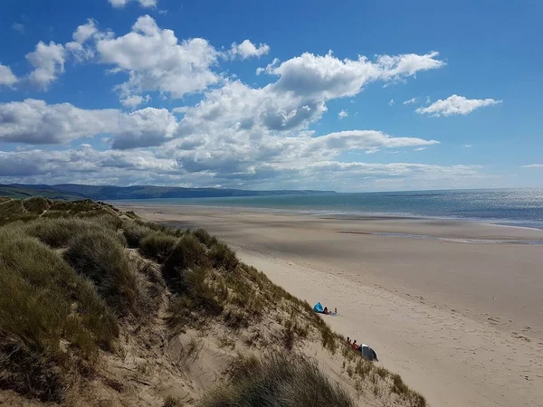 夏の日に北ウェールズのTalybontビーチと砂丘の風景 ストック画像