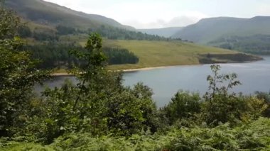 Görüntüler göle ve dağlara bakıyor..