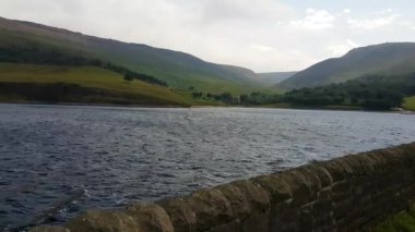 Bir rüzgar sörfçüsü ile Dovestone Reservoir 'ın görüntüsü.