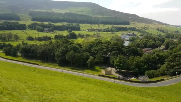 Fotografía Panorámica Carretera Campo Junto Embalse Dovestone — Vídeos de Stock