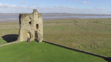 Hava görüntüleri, Dee Estuary manzaralı Flint Kalesi taretine yakın uçuyor..