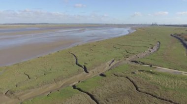 Deeside Estuary 'nin ağzının üzerinde uçan hava görüntüleri..
