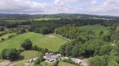 Yazın başındaki Northop kırsalının hava görüntüleri. Clwydian tepeleri manzaralı..
