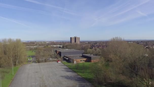 Luftaufnahmen Die Rückwärts Vom Sportzentrum Über Einen Stadtpark Fliegen — Stockvideo