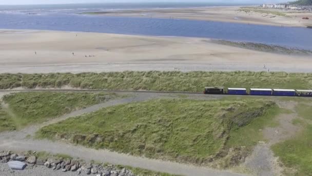 Uma Mosca Aérea Sobre Tiro Locomotiva Diesel Ferroviária Bitola Estreita — Vídeo de Stock