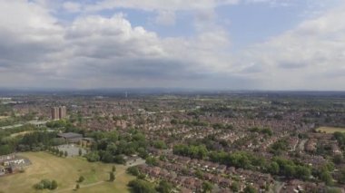 Şehir merkezine bakan hava görüntüleri yavaşça alçalıyor..