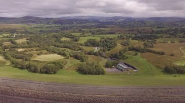 Llyn Celyn, barajın üzerinden Galler kırsalına doğru bakan hava görüntüsü..