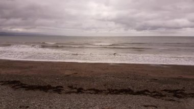 Denize bakıyorum, dalgalar Criccieth sahiline vuruyor..