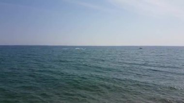 Uzakta jet ski ile denize bakıyorum..