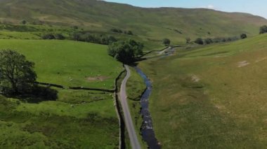 Barbon Beck, Carnforth, Lancashire, İngiltere 'nin alçalan hava çekimi. Bu çarpıcı kırsal bölgede küçük bir kırsal şerit boyunca uzanan bir dere var..
