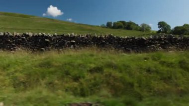 Birleşik Krallık 'ın Cumbria bölgesindeki bir taşra duvarının Dolly tarzı bir görüntüsü (aslında bir drone ile çekilmiş)..