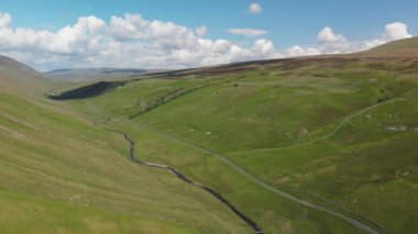 Barbon Beck, Carnforth, Lancashire, İngiltere 'nin yüksek irtifa görüntüsü. Bu çarpıcı kırsal bölgede küçük bir kırsal şerit boyunca uzanan bir dere var..