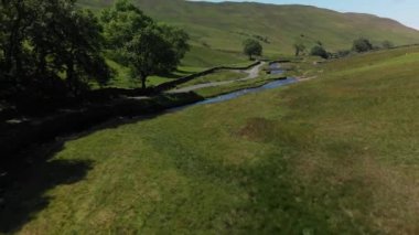 Barbon Beck, Carnforth, Lancashire, İngiltere 'nin hava çekimi. Bu çarpıcı kırsal bölgede küçük bir kırsal şerit boyunca uzanan bir dere var..