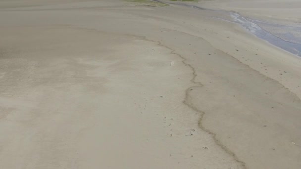 フェアボーン河口の高速プルバック空中ショットは セーリングボートとボートを通過する砂の良い眺めを示しています — ストック動画