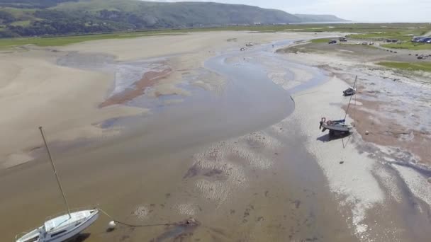 Vliegend Fairbourne Estuarium Langs Een Aantal Kleine Zeilboten Het Zand — Stockvideo