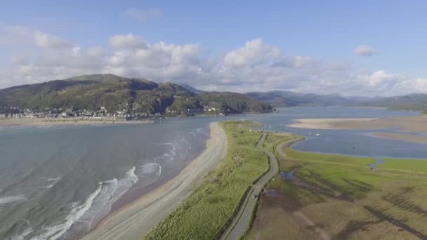 Uno Scatto Aereo Alto Largo Della Spiaggia Fairbourne Della Città — Video Stock