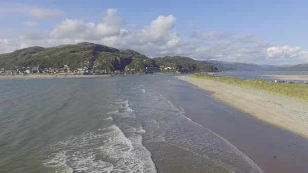 Lento Volo Aereo Delle Onde Sulla Spiaggia Fairbourne Con Vista — Video Stock