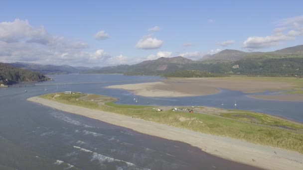 Uno Scatto Aereo Costante Che Guarda Oltre Ponte Barmouth Parco — Video Stock