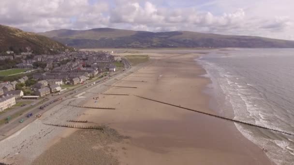 Riprese Aeree Che Salgono Sulla Spiaggia Sul Lungomare Barmouth — Video Stock