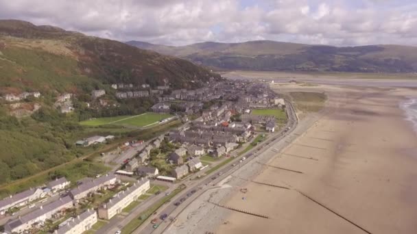 Sjunkande Flygbilder Över Stranden Barmouth Och Strandpromenaden — Stockvideo