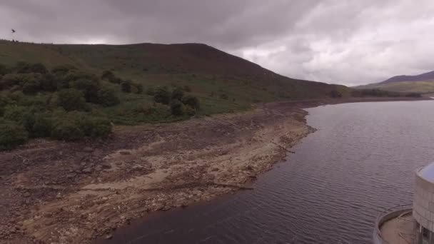 Llyn Celyn Víztározó Légi Felvétele Ahogy Lassan Elrepül Beszívó Toronytól — Stock videók