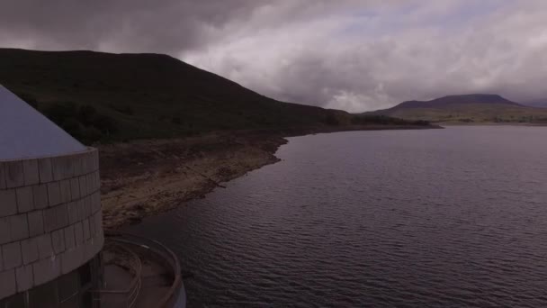 Llyn Celyn 2018の干ばつの間に左側の吸気タワーからゆっくりと飛んでいく空中ショット — ストック動画