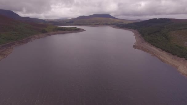 Llyn Celyn 2018の干ばつの間にわずかな前進運動で貯水池を見下ろす空中ショット — ストック動画